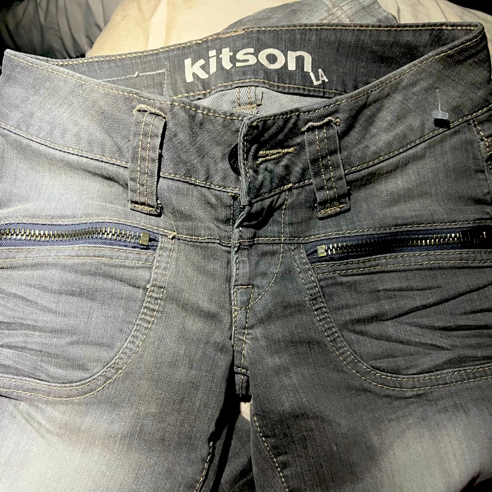 Kits on jeans